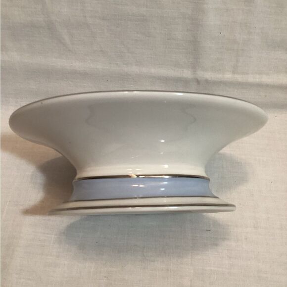 Elegant White Ceramic Footed Soap Bowl with Blue Accent Vintage Croscill Unused - Picture 1 of 10
